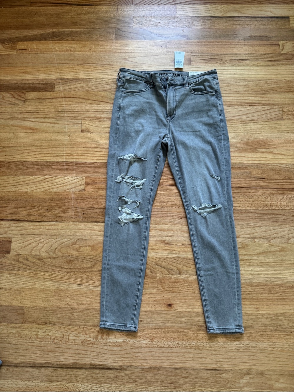 NWT American Eagle Outfitters Grey Distressed Skinny Jeans Size 6 Short